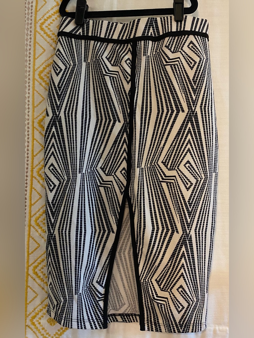 A3 Design Black and White Geometric Knit Skirt